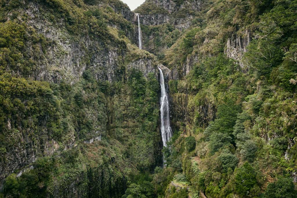 Waterfall cascades